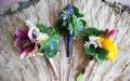 Бутоньерка из живых цветов — стильное решение для завершения образа жениха